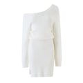 Robe en maille tricotée slim fit épaules dénudées, taille cinée et fente – Style casual chic — coloris White