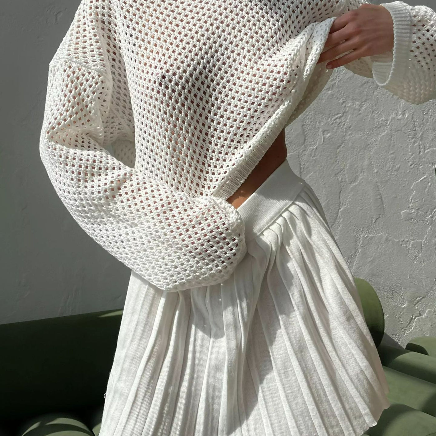 Hollow-out Knit Two-Piece Set Women Relaxed Sweater Pleated Mini Skirt — Vue produit