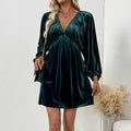 Robe courte en velours col V profond, manches bouffantes – Coupe slim élégante — coloris Dark Green