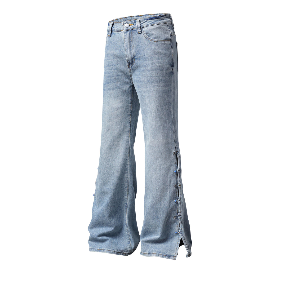 Jean bleu clair lavé légèrement évasé – Bouton étoile, fente latérale, taille haute en situation