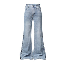 Vue produit — Jean bleu clair lavé légèrement évasé – Bouton étoile, fente latérale, taille haute