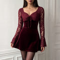 Robe mini en velours avec dentelle assemblée, manches longues, taille nouée – Col carré élégant — coloris Burgundy