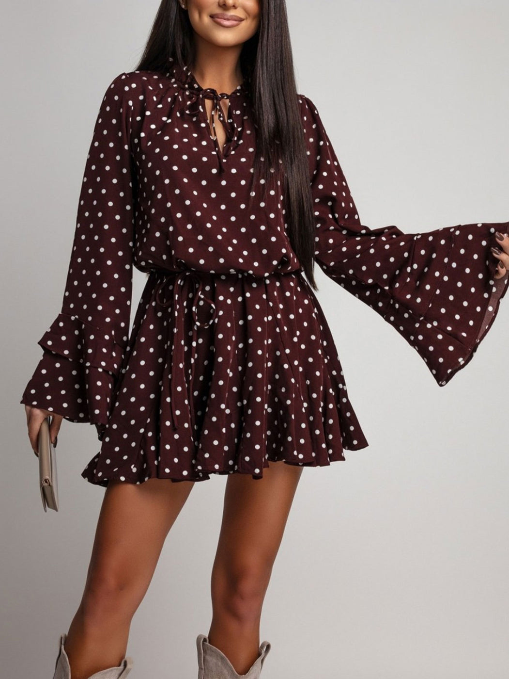Robe grande taille à pois style français – Col V, manches évasées, taille élastique — Vue produit