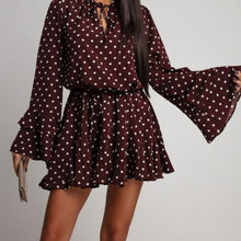 Vue produit — Robe grande taille à pois style français – Col V, manches évasées, taille élastique