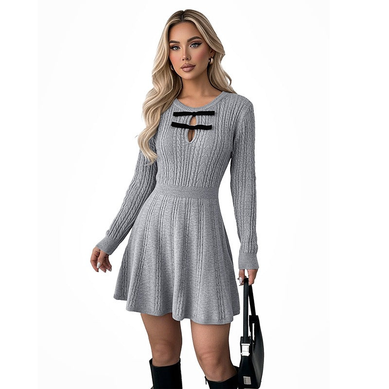 Robe courte en maille tricotée grise, col montant et manches longues – Coupe slim taille haute — Détail produit