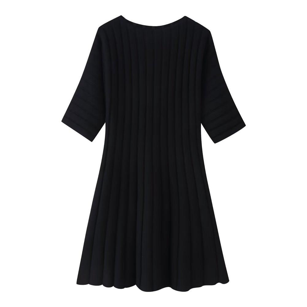 Simple and slimming short sleeved knitted dress — détail