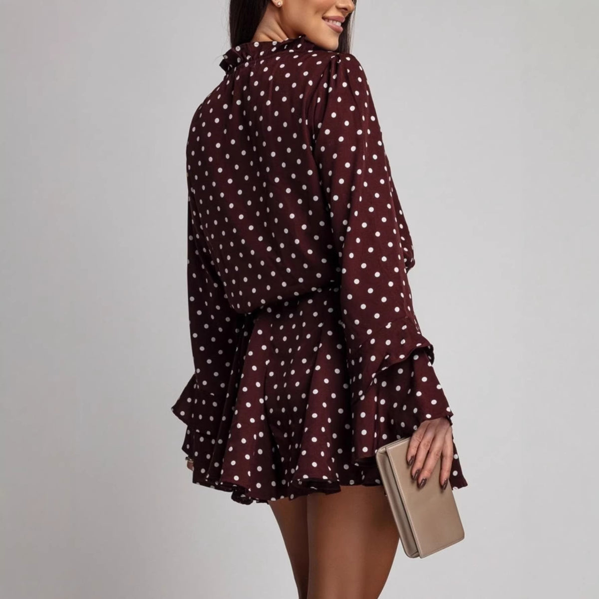 Robe grande taille à pois style français – Col V, manches évasées, taille élastique en situation