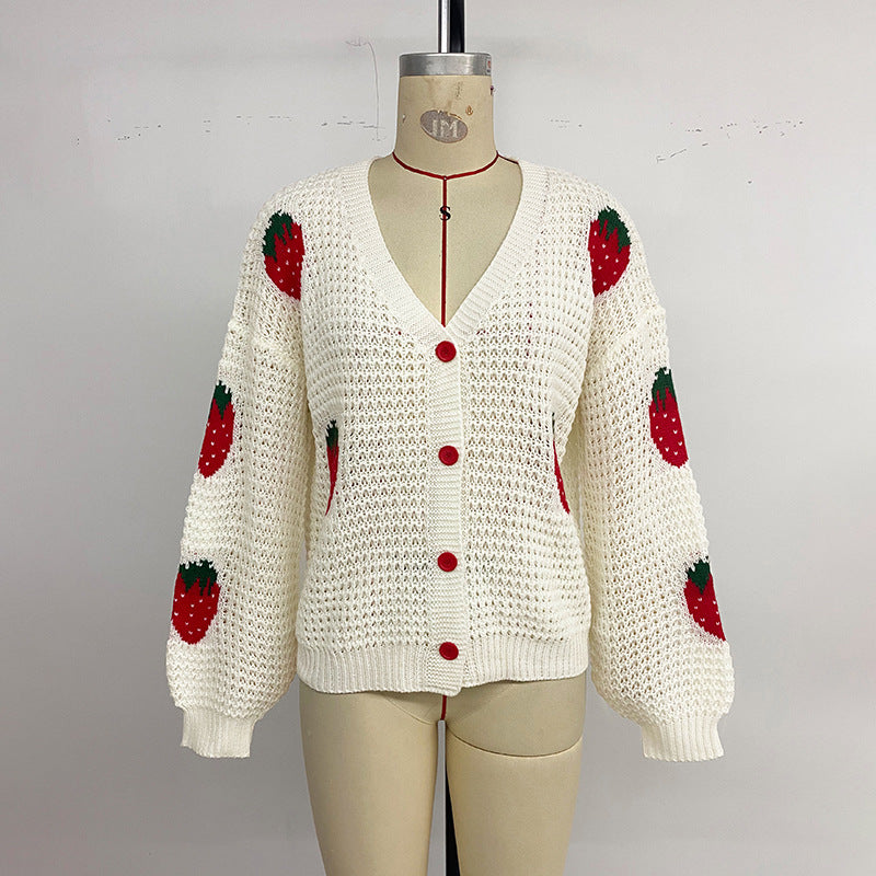 Cardigan tricoté femme à motif jacquard fraise, manches longues et col en V en situation