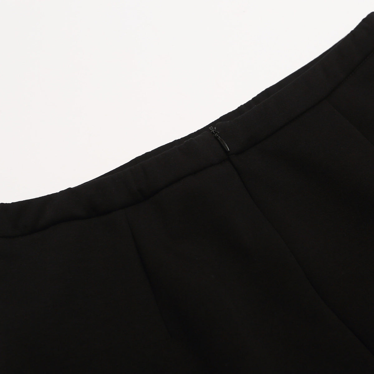 Jupe bulle noire courte ligne A taille haute amincissante – Mini jupe femme en situation