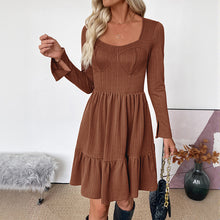 Détail produit — Robe courte élégante texturée à manches longues et col carré, effet amincissant