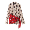 Robe style chemise avec foulard triangulaire – Longue, manches longues — coloris Apricot Polka Dot