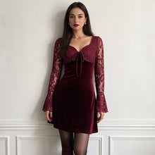 Détail produit — Robe mini en velours avec dentelle assemblée, manches longues, taille nouée – Col carré élégant