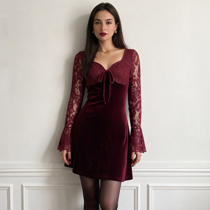 Robe mini en velours avec dentelle assemblée, manches longues, taille nouée – Col carré élégant en situation