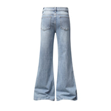 Détail produit — Jean bleu clair lavé légèrement évasé – Bouton étoile, fente latérale, taille haute