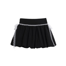Détail produit — Jupe courte bouffante taille haute en dentelle – Contraste noir et blanc, style floral