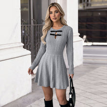 Vue produit — Robe courte en maille tricotée grise, col montant et manches longues – Coupe slim taille haute