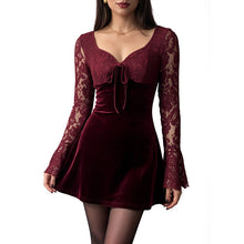 Détail produit — Robe mini en velours avec dentelle assemblée, manches longues, taille nouée – Col carré élégant