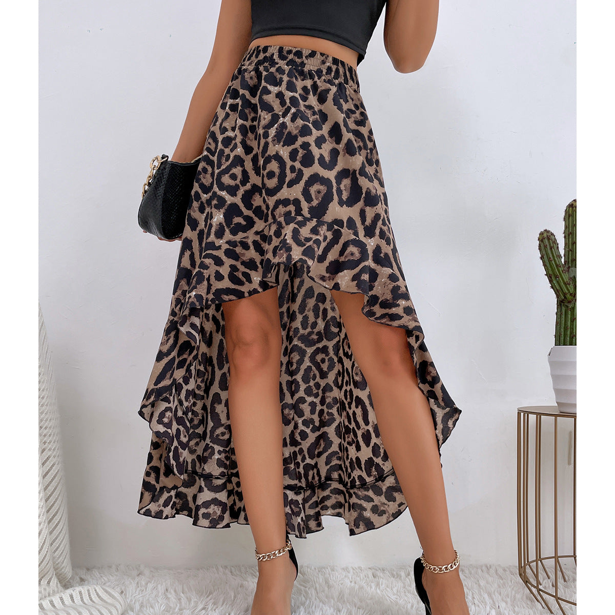 Irregular leopard print skirt en situation