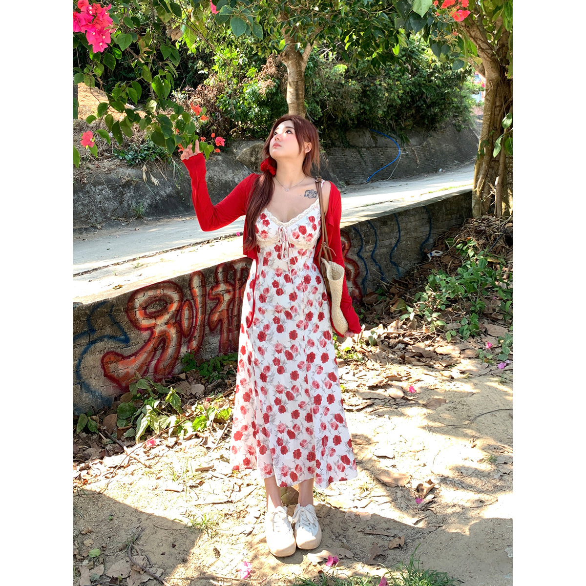 Robe caraco mi-longue ajustée à fleurs – Col carré, style frais et mignon en situation