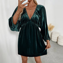 Détail produit — Robe courte en velours col V profond, manches bouffantes – Coupe slim élégante
