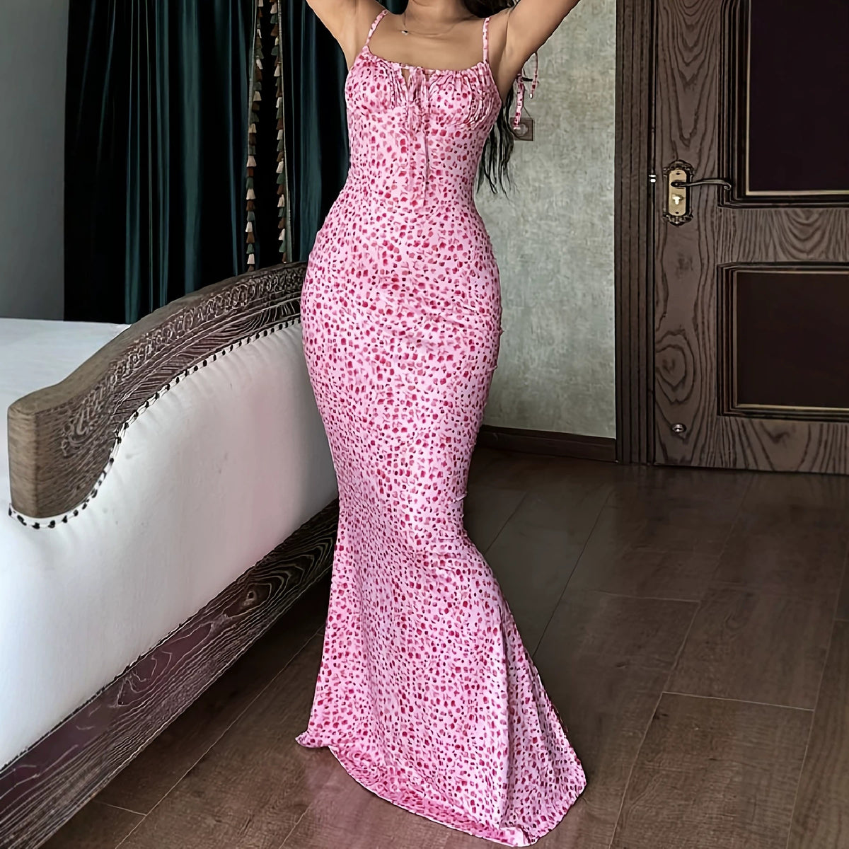 Floral spaghetti strap dress en situation