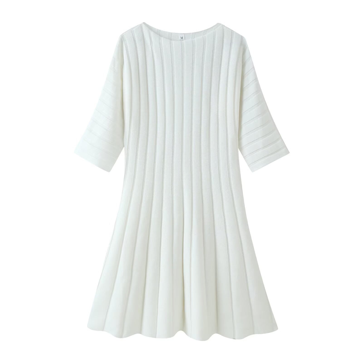 Simple and slimming short sleeved knitted dress en situation