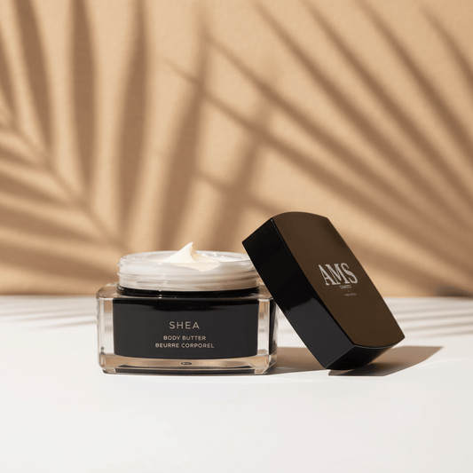 AMS Cosmetics Shea Body Butter — fond beige chaud avec ombres de palmier