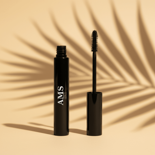 Mascara AMS sur fond beige palmier